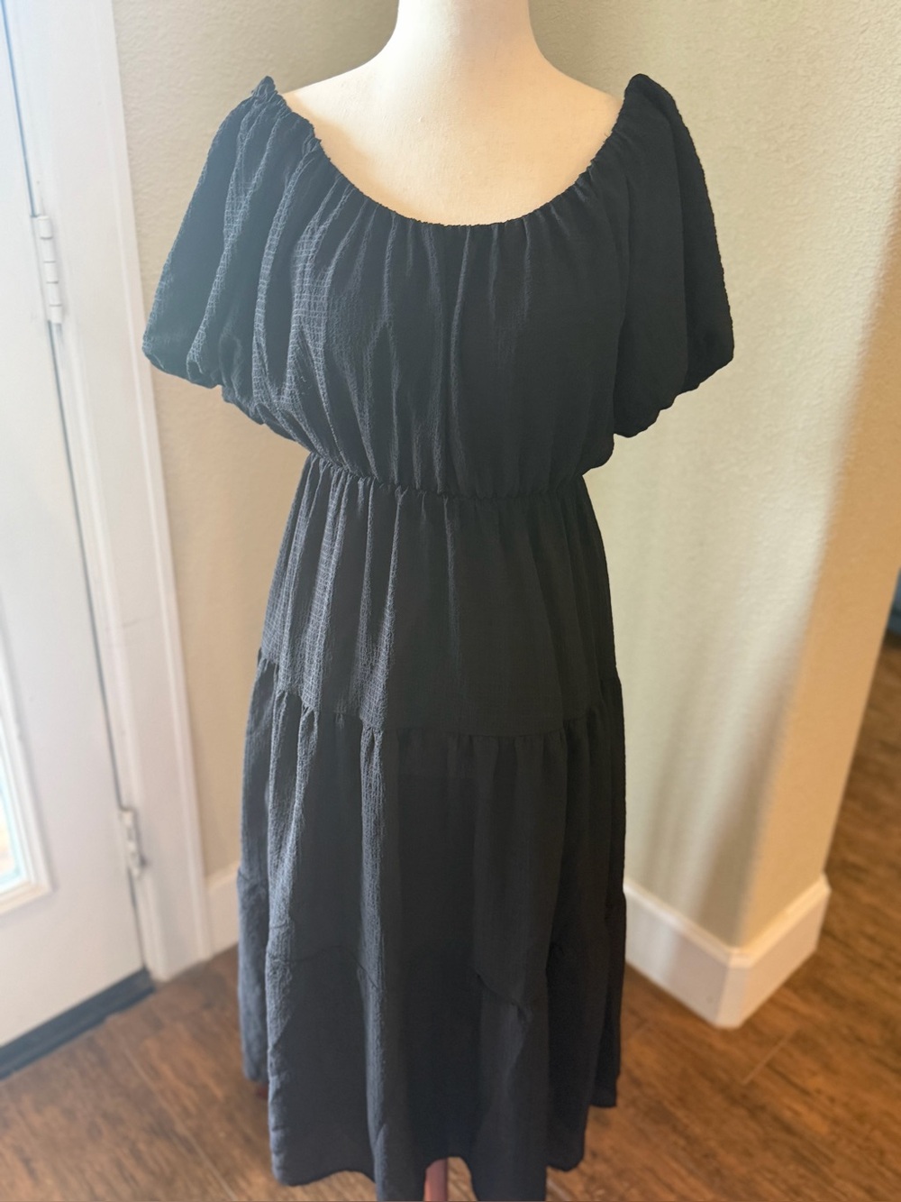 Astr The Label Black Smocked
Tiered Midi Dress Small